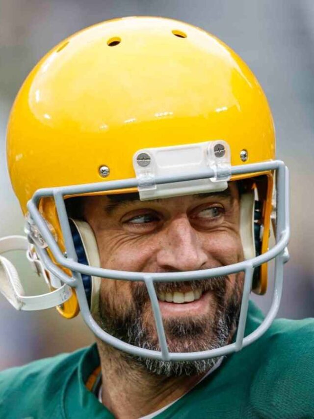 Aaron Rodgers announces massively.