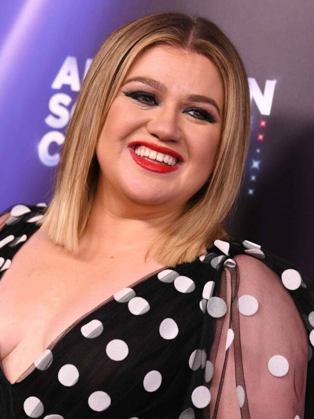 Kelly Clarkson returned to “The Voice” after a break. Her squad has 5 singers.