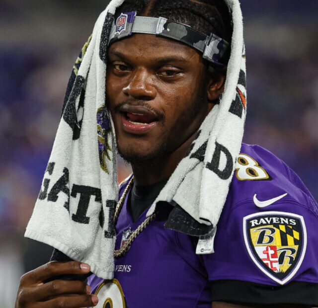 The Ravens' QB Lamar Jackson could be traded during draft night, according to Bleacher Report (7)